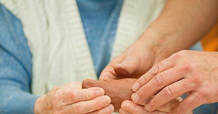 Es läuft gut mit Oma und den Pflegekräften im Heim. Wollen Angehörige ihrem Dank Ausdruck verleihen, reicht manchmal schon eine kleine Geste - ein Lächeln oder eine Kleinigkeit, die die Teamsitzung versüßt.