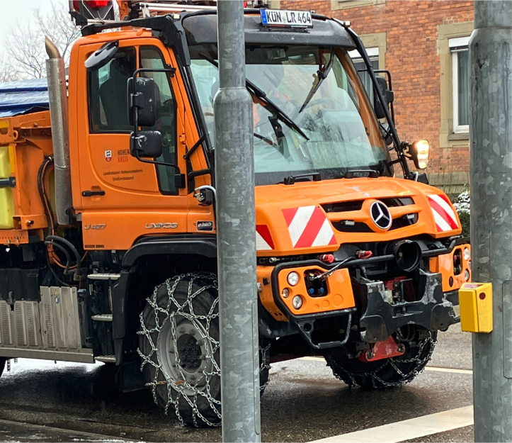 Im Hohenlohekreis ist der Winterdienst am Mittwoch mit Schneeketten unterwegs.