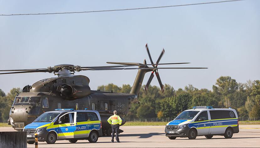 Einer der Beschuldigten wurde mit einem Bundeswehr-Hubschrauber nach Karlsruhe gebracht.