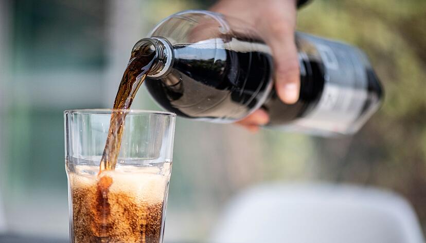 Trinken wir Getränke mit Kohlensäure, gelangt Luft in den Magen. Und die muss wieder heraus. Trinken wir Getränke mit Kohlensäure, gelangt Luft in den Magen. Und die muss wieder heraus.