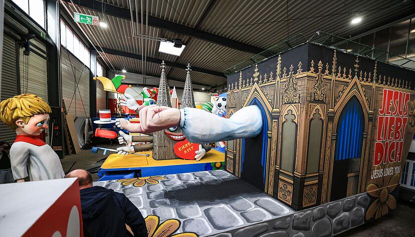 Ein K&ouml;lner Rosenmontagswagen zum Missbrauchsskandal in der katholischen Kirche hat Kritik der CDU ausgel&ouml;st.