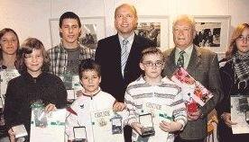 B&uuml;rgermeister Thomas Kn&ouml;dler (Mitte) mit Lebensretter Roland Mattes (rechts daneben) und erfolgreichen Kindern und Jugendlichen.Foto: Ute Kn&ouml;dler