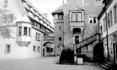 Kleiner Deutschhof 2004  Das romantische Ensemble wurde originalgetreu rekonstruiert. In allen drei Gebäuden sitzt heute die Volkshochschule.
