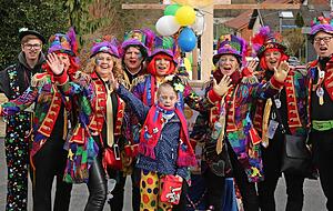 Die Gruppe Smile ist fester Bestandteil der Heinsheimer Fasnacht. Mit einem kleinen, aber feinen Umzug sind dort die turbulenten Tage zu Ende gegangen.
Fotos: Franz Theuer Die Gruppe Smile ist fester Bestandteil der Heinsheimer Fasnacht. Mit einem kleinen, aber feinen Umzug sind dort die turbulenten Tage zu Ende gegangen.
Fotos: Franz Theuer