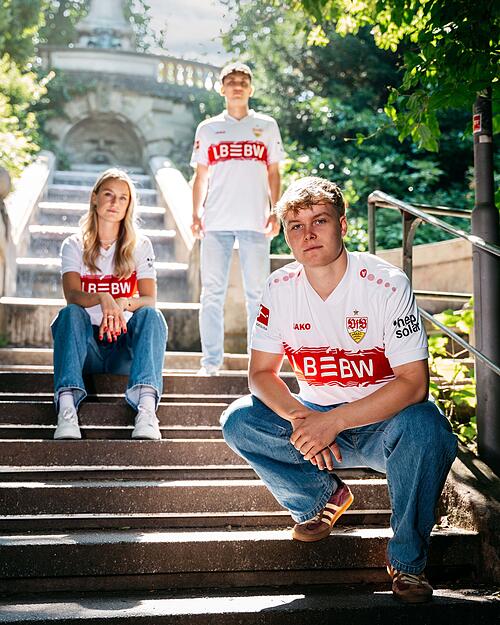 Das neue Trikot des VfB Stuttgart gibt es in verschiedenen Größen und zu gleichbleibenden Preis.