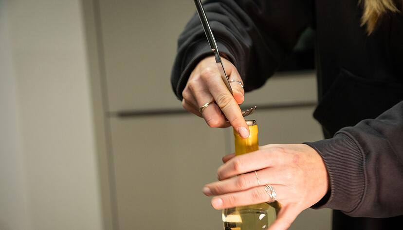 Fazit: Es klappt nicht. Beim geringsten Ziehen rutscht das Messer wieder heraus.