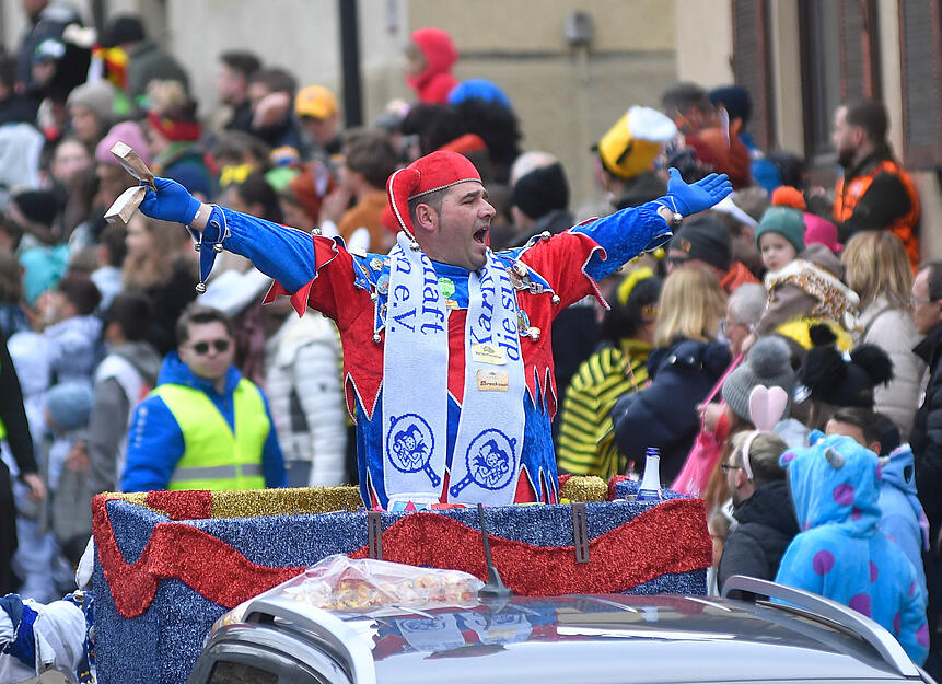 Der traditionelle Faschingsumzug sorgt f&uuml;r ausgelassene Stimmung trotz k&uuml;hlem Wetter.