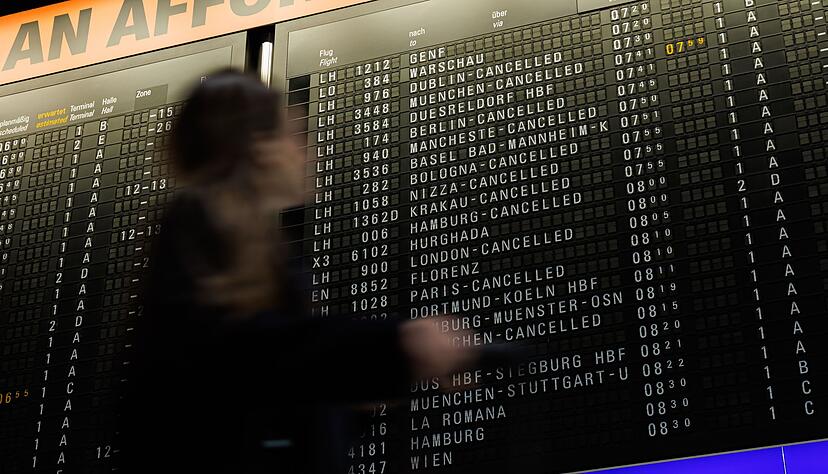 Am Frankfurter Flughafen sind hunderte Flüge annulliert. Am Frankfurter Flughafen sind hunderte Flüge annulliert.