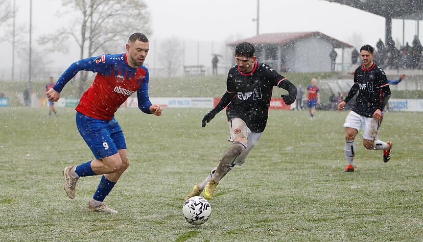 Gegen Emde legte sich eine leichte Schneedecke &uuml;ber den Rasen der Jako Arena.