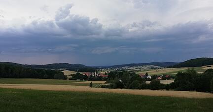 Es bleibt weiterhin gewittrig. Ab den Nachmittagsstunden können Unwetter aufziehen.