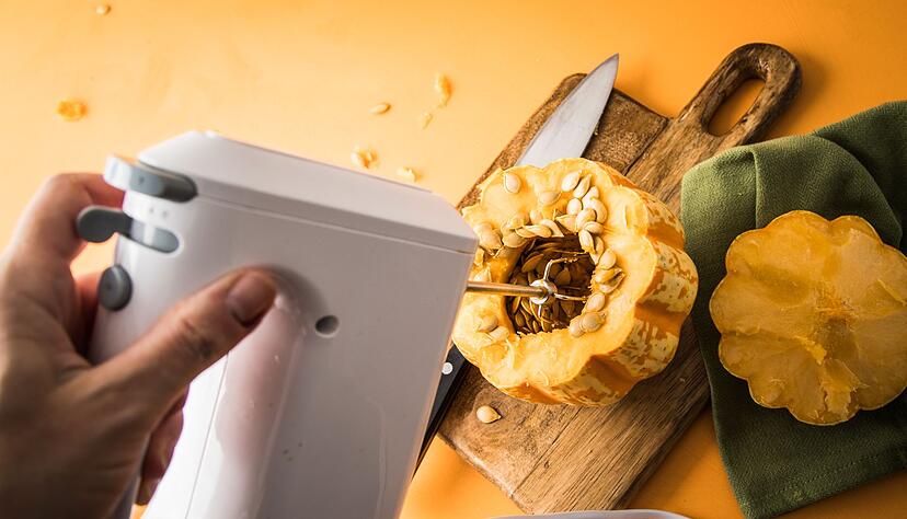 Schritt 2: Den Handmixer durch das Loch in den Kürbis stecken, einschalten und an der Innenwand des Kürbisses entlangführen. Schritt 2: Den Handmixer durch das Loch in den Kürbis stecken, einschalten und an der Innenwand des Kürbisses entlangführen.