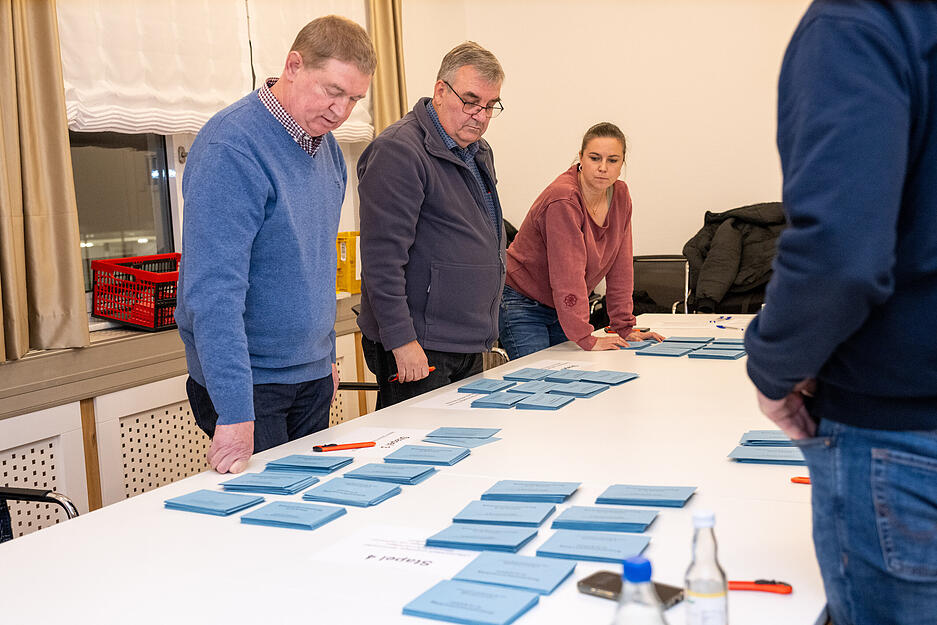 Helfer zählten die Stimmen bei der Bürgermeisterwahl in Massenbachhausen aus. Helfer zählten die Stimmen bei der Bürgermeisterwahl in Massenbachhausen aus.