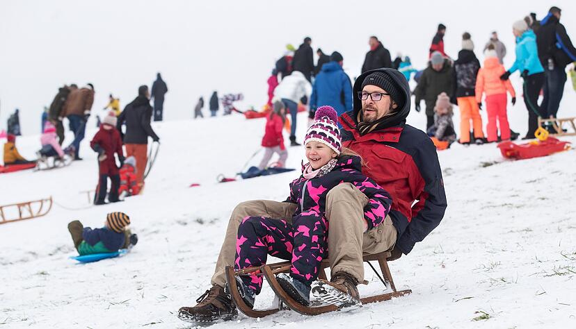 Januar: Endlich Schnee. In den Löwensteiner Bergen reicht es sogar zum Schlittenfahren.