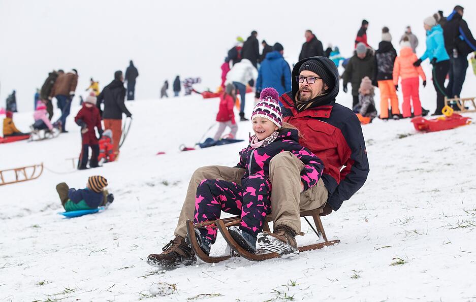 Januar: Endlich Schnee. In den Löwensteiner Bergen reicht es sogar zum Schlittenfahren. Januar: Endlich Schnee. In den Löwensteiner Bergen reicht es sogar zum Schlittenfahren.