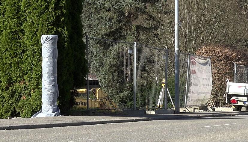 Eine täuschend echt aussehenden Blitzer-Attrappe auf einem Privatgrundstück wurde auf Anordnung der Polizei nun verhüllt. Eine täuschend echt aussehenden Blitzer-Attrappe auf einem Privatgrundstück wurde auf Anordnung der Polizei nun verhüllt.
