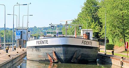 Die Neckarschleusen haben nur Platz für bis zu 105 Meter lange Schiffe. Auf dem Rhein sind Transporter üblich, die 30 Meter länger sind. Der Ausbau ist seit 15 Jahren zwischen Bund und Land vereinbart, kommt aber nicht voran.
Foto: Archiv/Plückthun
