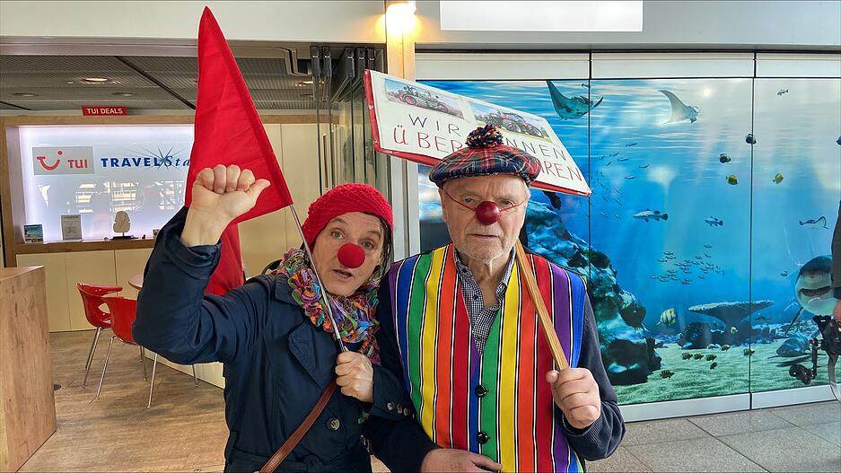 Manche Protestler sind am Samstag im Clownskostüm unterwegs. Manche Protestler sind am Samstag im Clownskostüm unterwegs.