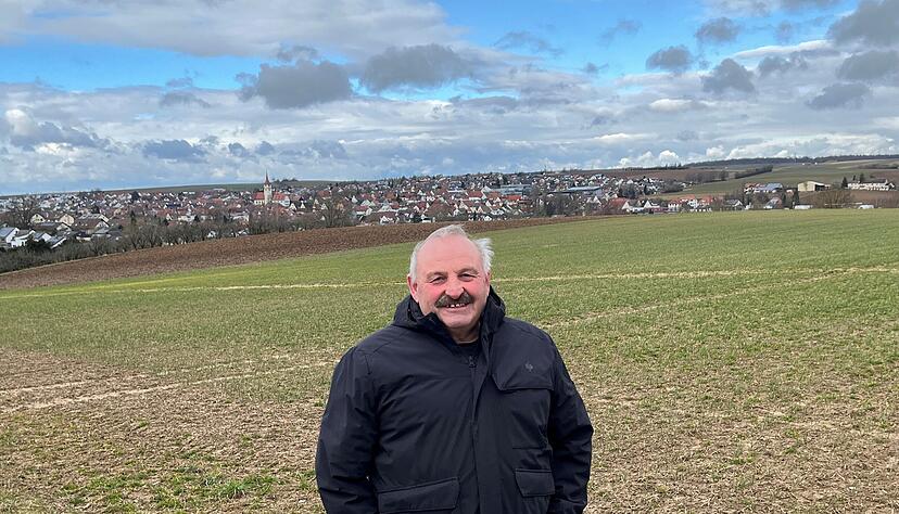Martin Frank vor seinem Acker mit Winterzwiebeln. Als junger Mann hat er im Betrieb seiner Eltern mit dem Anbau von Gem&uuml;se begonnen.