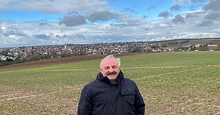 Martin Frank vor seinem Acker mit Winterzwiebeln. Als junger Mann hat er im Betrieb seiner Eltern mit dem Anbau von Gem&uuml;se begonnen.