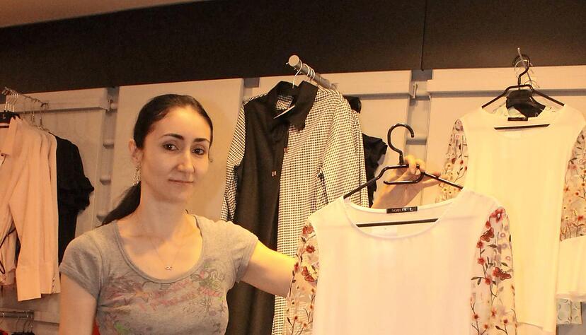 Mihaela Vasile verkauft zusammen mit ihrer Nachbarin Mode aus Rum&auml;nien.