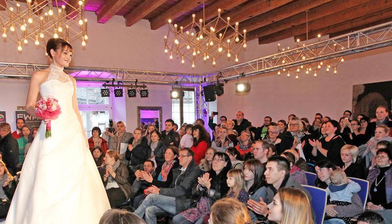 Beifall f&uuml;r das Brautkleid und Model: Bei den Modenschauen ist der Fugger-Saal der Burg Stettenfels jedes Mal voll besetzt. &Uuml;berhaupt ist das Interesse an der Hochzeitsmesse wieder gro&szlig;.
Fotos: Andreas Veigel