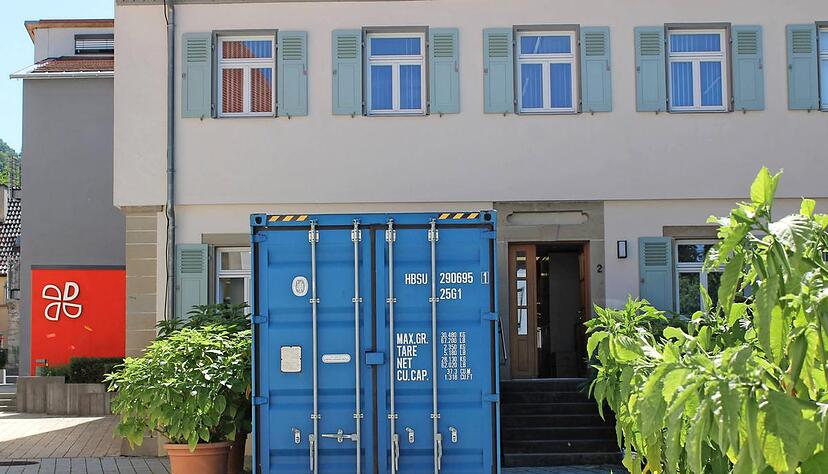 Bis vergangene Woche stand der blaue Container mit den Grundbuchakten vor dem Dörzbacher Rathaus. Inzwischen ist er abgeholt und nach Kornwestheim gebracht. Bis vergangene Woche stand der blaue Container mit den Grundbuchakten vor dem Dörzbacher Rathaus. Inzwischen ist er abgeholt und nach Kornwestheim gebracht.