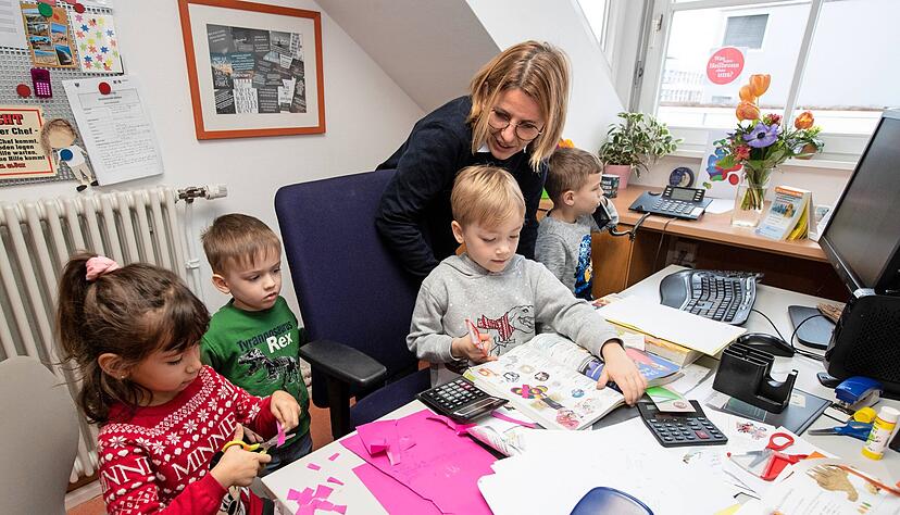 Was vielerorts ein Tabu ist, gehört hier dazu. Die Kinder dürfen ins Büro von Kitaleiterin Monika Karacic und gehen auch mal ans Telefon. Was vielerorts ein Tabu ist, gehört hier dazu. Die Kinder dürfen ins Büro von Kitaleiterin Monika Karacic und gehen auch mal ans Telefon.