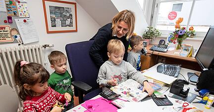 Was vielerorts ein Tabu ist, gehört hier dazu. Die Kinder dürfen ins Büro von Kitaleiterin Monika Karacic und gehen auch mal ans Telefon.
Foto: Andreas Veigel Was vielerorts ein Tabu ist, gehört hier dazu. Die Kinder dürfen ins Büro von Kitaleiterin Monika Karacic und gehen auch mal ans Telefon.
Foto: Andreas Veigel