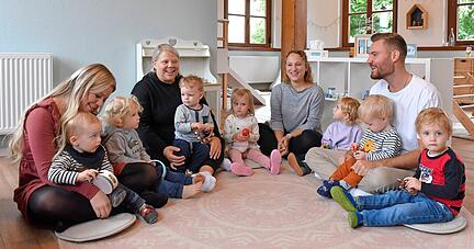 Elisa Schenk, Nicole Eberhardt, Sabrina Marschollek und Daniel Poli (von links) mit ihren Schützlingen in Lehrensteinsfeld. Die Tagesmütter und -väter von den Glückskäfern sind stolz auf ihr Konzept.
Foto: Mario Berger