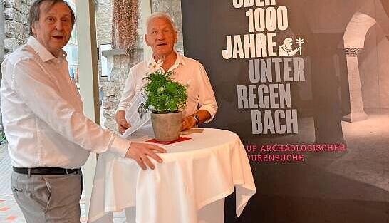 Christian Neuber (rechts) bei der Eröffnung der Sonderausstellung zu Unterregenbach im Museum Hall mit dem damaligen Museumsleiter Dr. Armin Panter. Christian Neuber (rechts) bei der Eröffnung der Sonderausstellung zu Unterregenbach im Museum Hall mit dem damaligen Museumsleiter Dr. Armin Panter.