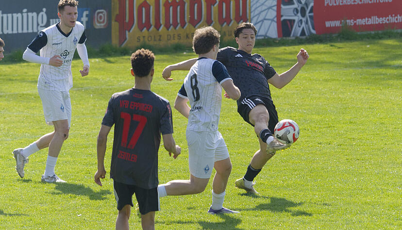 Amin Yazji (rechts) spitzelt den Ball vor Xhenis Kryeziu weg.