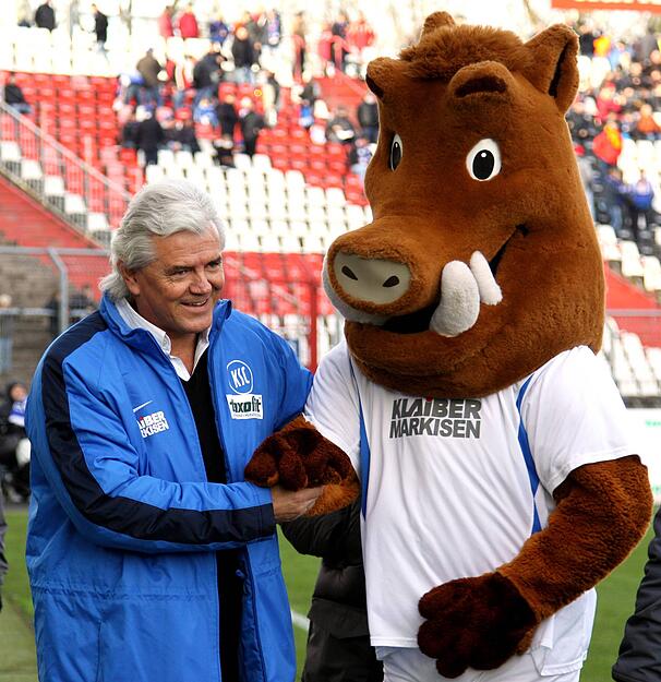 2010 mit KSC-Maskottchen Wildpark Willi Wildpark. Beim Karlsruher SC war die Zusammenarbeit wenig erfolgreich. Rapolder legte sich unter anderem mit Zuschauern an, war nach vier Monaten schnell wieder Geschichte. 2010 mit KSC-Maskottchen Wildpark Willi Wildpark. Beim Karlsruher SC war die Zusammenarbeit wenig erfolgreich. Rapolder legte sich unter anderem mit Zuschauern an, war nach vier Monaten schnell wieder Geschichte.