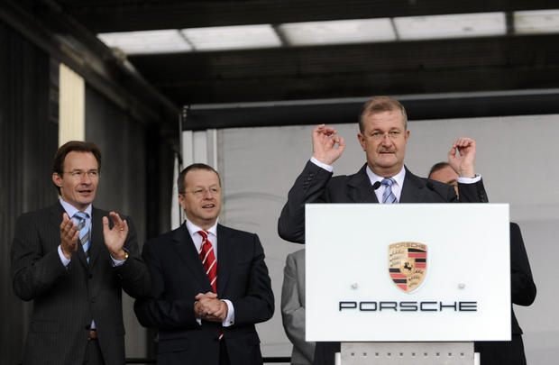 Der zurückgetretene Porsche-Vorstandsvorsitzende Wendelin Wiedeking (rechts) spricht am Donnerstag (23.07.2009) in Stuttgart bei einer Betriebsversammlung im Porsche-Werk Zuffenhausen. Dahinter der ebenfalls zurückgetretene Finanzvorstand Holger Härter (Mitte) und Wiedekings Nachfolger Michael Macht.