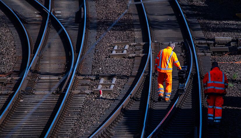 Die Bundesregierung will Milliarden in Straßen, Schienen und Verteidigung investieren. (Symbolbild)