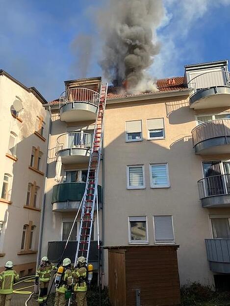 Die Silcherstraße in Heilbronn ist wegen des Brand-Einsatzes gesperrt. Die Silcherstraße in Heilbronn ist wegen des Brand-Einsatzes gesperrt.