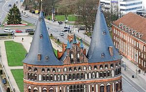 Weltbekannt durch Marzipan: das Holstentor der Hansestadt Lübeck. Weltbekannt durch Marzipan: das Holstentor der Hansestadt Lübeck.