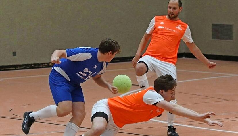 Heimerfolg der SRG Kocher/Jagst beim Armin-Wirth-Cup der Schiedsrichtergruppen. Hier mit Fabian Bühler (hinten) und Andreas Schwarz (vorne). Heimerfolg der SRG Kocher/Jagst beim Armin-Wirth-Cup der Schiedsrichtergruppen. Hier mit Fabian Bühler (hinten) und Andreas Schwarz (vorne).