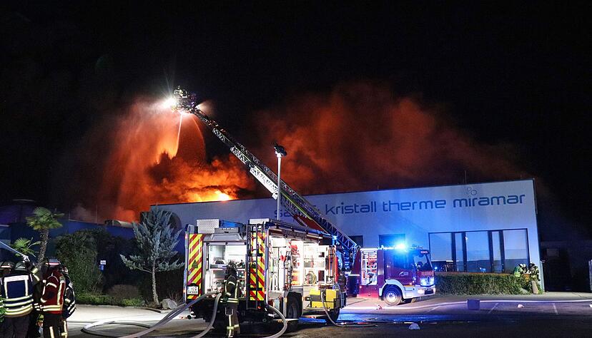 Einsatzkräfte der Feuerwehr löschen den Brand im Erlebnisbad Miramar in Weinheim. Vergangenen Dezember richtete das Feuer große Schäden an.