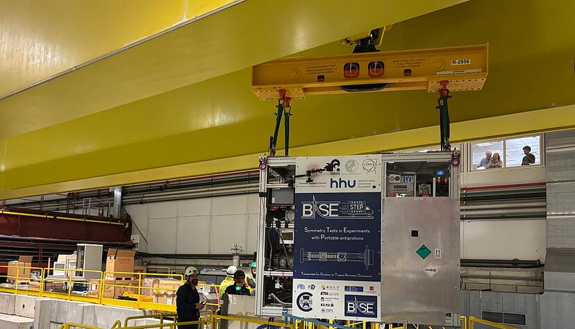 Im Schneckentempo wird der Transportcontainer am Kran durch die Antimaterie-Fabrik gebracht.