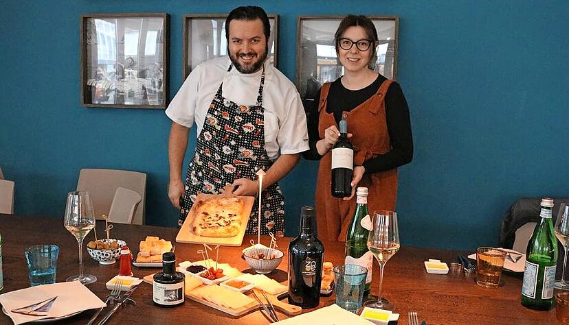Ramazan Abdija und Ana Poleanscaia mit frisch zubereiteten italienischen Spezialit&auml;ten. Das italienische Restaurant Mare Nostrum hat am Freitag in der S&uuml;lmerstra&szlig;e Neuer&ouml;ffnung gefeiert.