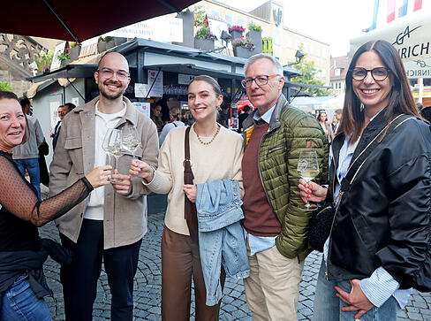 In Gesellschaft genießen die Besucher des Heilbronner Weindorfs eine der vielen Sorten Wein, Secco und Sekt.