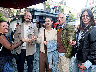 In Gesellschaft genießen die Besucher des Heilbronner Weindorfs eine der vielen Sorten Wein, Secco und Sekt.