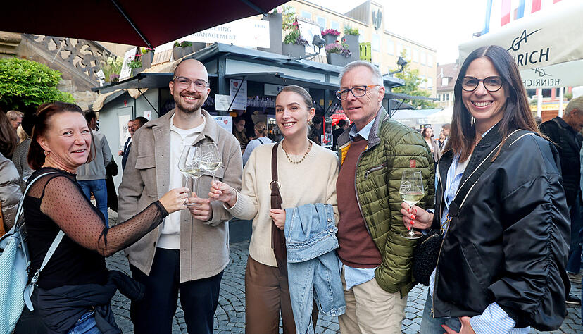 In Gesellschaft genießen die Besucher des Heilbronner Weindorfs eine der vielen Sorten Wein, Secco und Sekt.