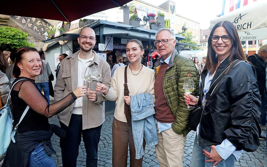 In Gesellschaft genießen die Besucher des Heilbronner Weindorfs eine der vielen Sorten Wein, Secco und Sekt.