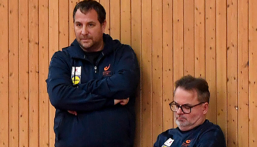 Alles im Blick: Sven Lindemann (links) bei einem Heimspiel der Heilbronner Hockey-M&auml;nner, neben ihm Co-Trainer Uwe Sch&ouml;neck. Lindemann hat &Ouml;sterreichs Frauen zur WM-Silbermedaille im Hallenhockey gef&uuml;hrt. Foto: Berger
