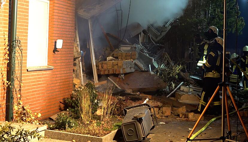 Die Suche nach einem 83-Jährigen in den Trümmern eines Reihenhauses geht auch am Samstag weiter.