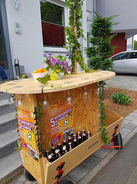 Blumen und Wein, statt Gröhlen und Bier: Karin Kühnle hat uns diesen schick gestalteten Bollerwagen aus Obersulm-Willsbach geschickt. Foto: privat Blumen und Wein, statt Gröhlen und Bier: Karin Kühnle hat uns diesen schick gestalteten Bollerwagen aus Obersulm-Willsbach geschickt. Foto: privat