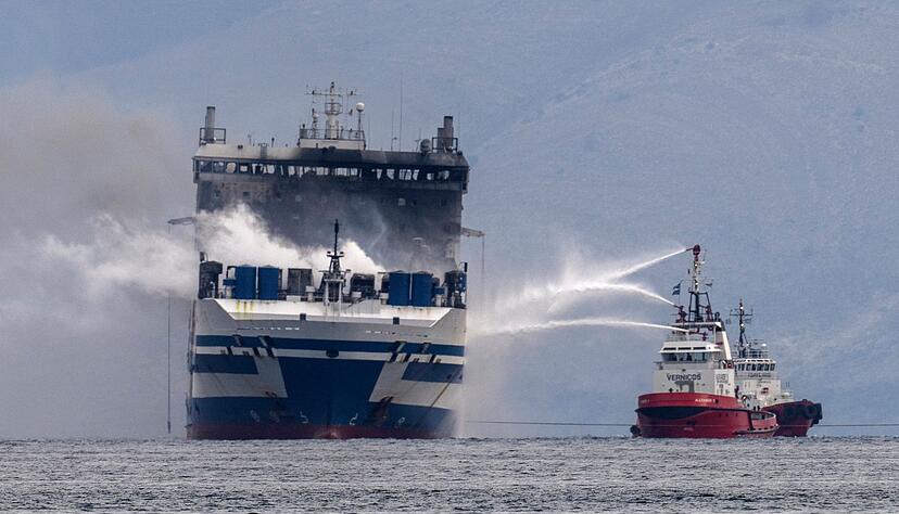 Rauch steigt von Autofähre «Euroferry Olympia» auf, die seit drei Tagen in der Nähe der griechischen Insel Korfu brennt. Rauch steigt von Autofähre «Euroferry Olympia» auf, die seit drei Tagen in der Nähe der griechischen Insel Korfu brennt.