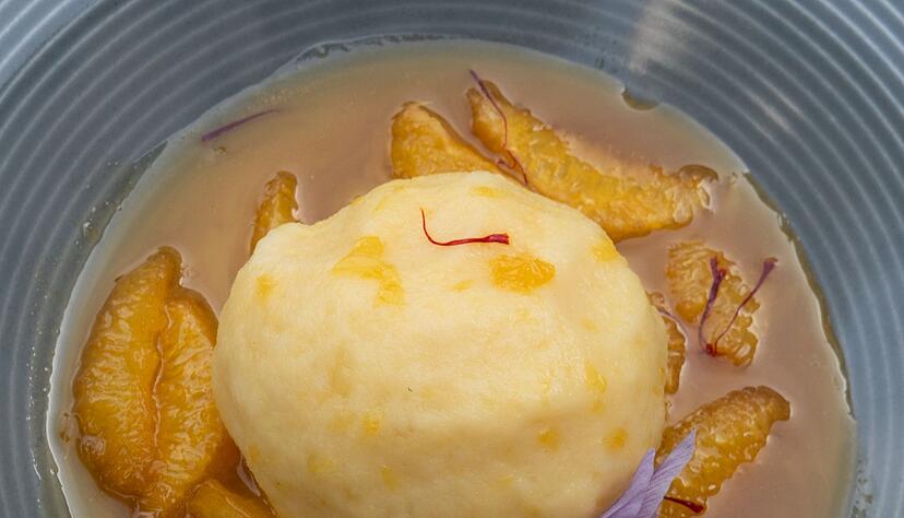 Eine Kreation von Thomas Bucher: Orangenfruchtsalat mit Safran und einem warmen Kartoffelkloß.