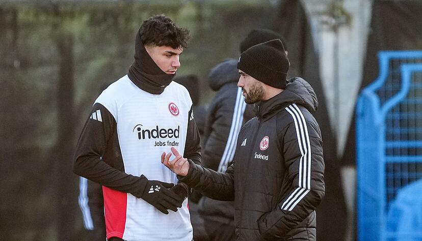 Bundesliga-Premiere f&uuml;r Eintracht-Interimstrainer Dennis Schmitt (r. mit Can Uzun). (Archivbild)